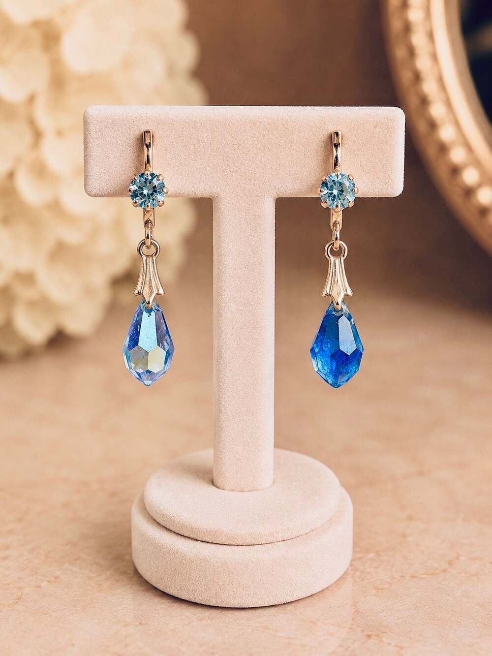 Vintage gold-tone clip-on dangle clip-on earrings.
